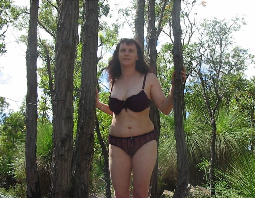 Michelle em lingerie e nua no bush park