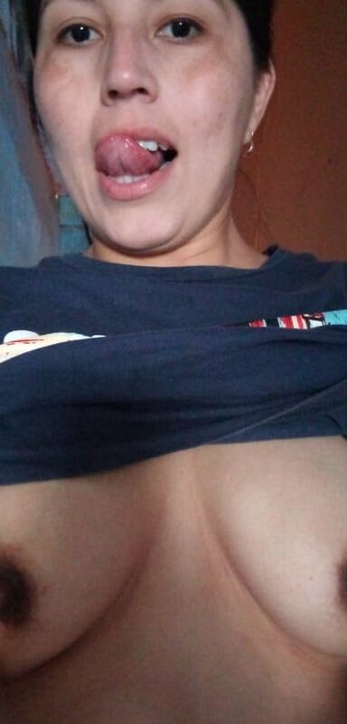 Latina joven, caliente y nerd con tetas caídas