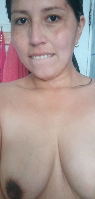 Latina joven, caliente y nerd con tetas caídas