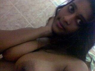 Puta india de grandes tetas posando para ti