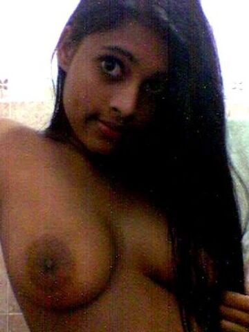 Puta india de grandes tetas posando para ti