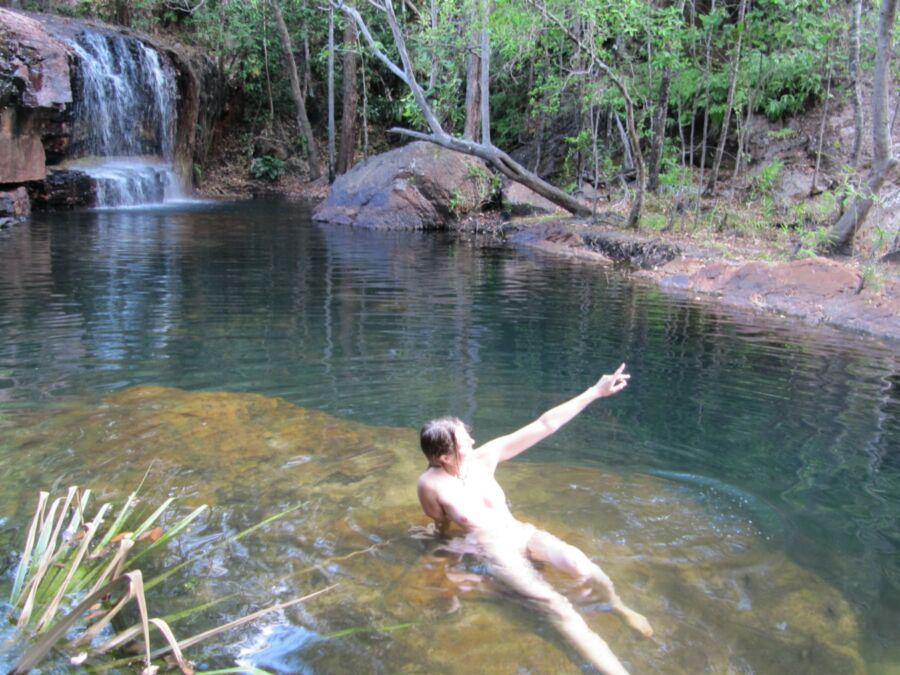 Adolescente alemana amateur de vacaciones exponiéndose al aire libre