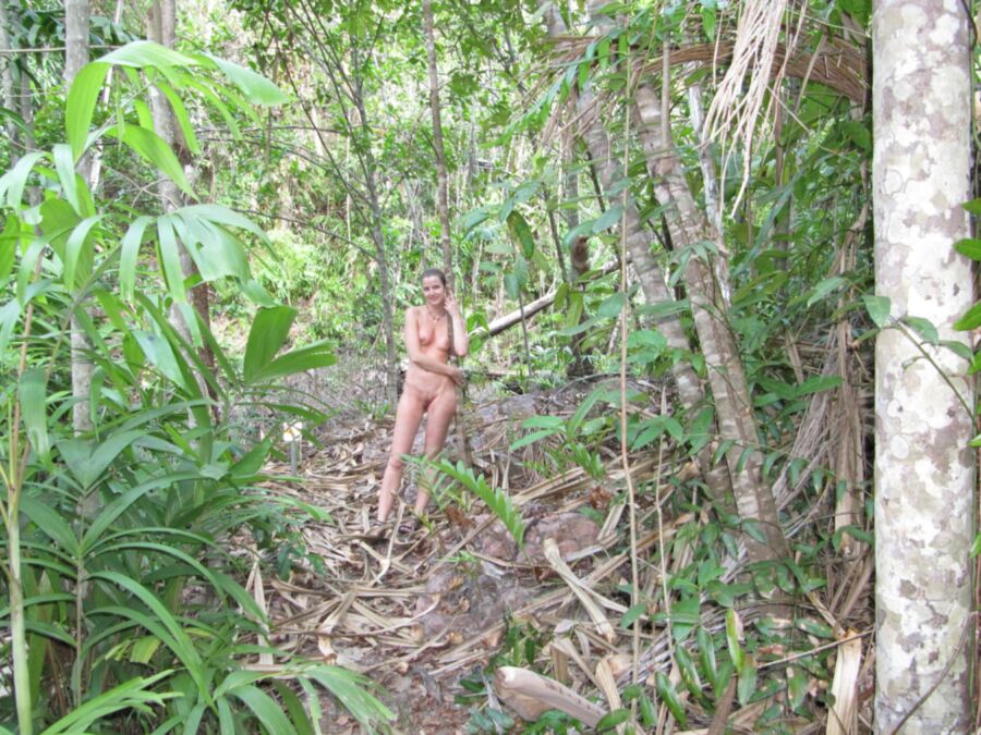 Adolescente alemana amateur de vacaciones exponiéndose al aire libre