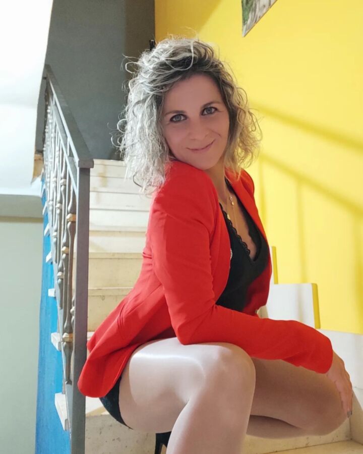 Monica, une MILF amateur très chaude, en bikini et en nylon.