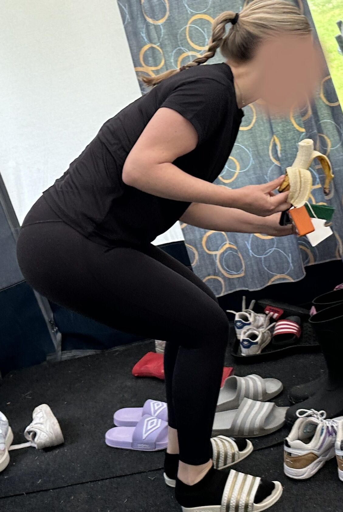 Voyeur meiner MILF-Frau in Leggings beim Camping. 