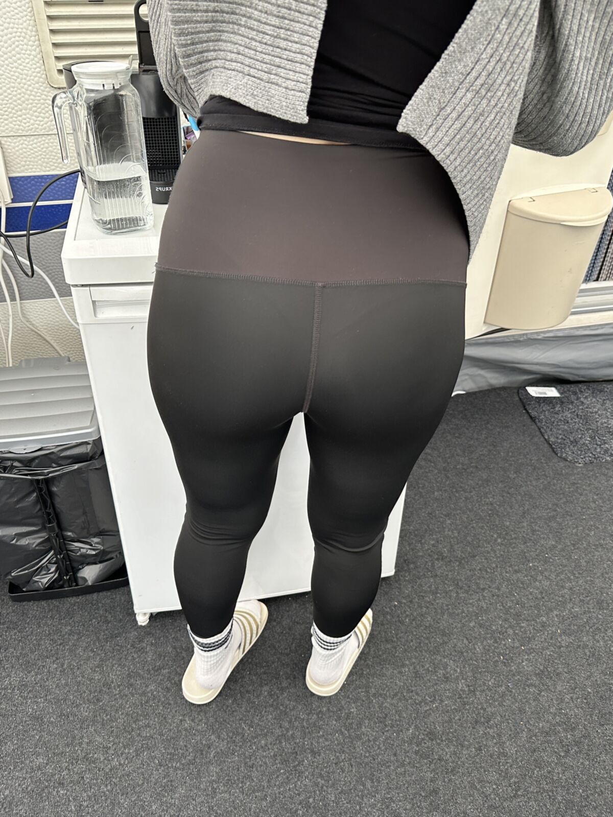 Voyeur meiner MILF-Frau in Leggings beim Camping. 