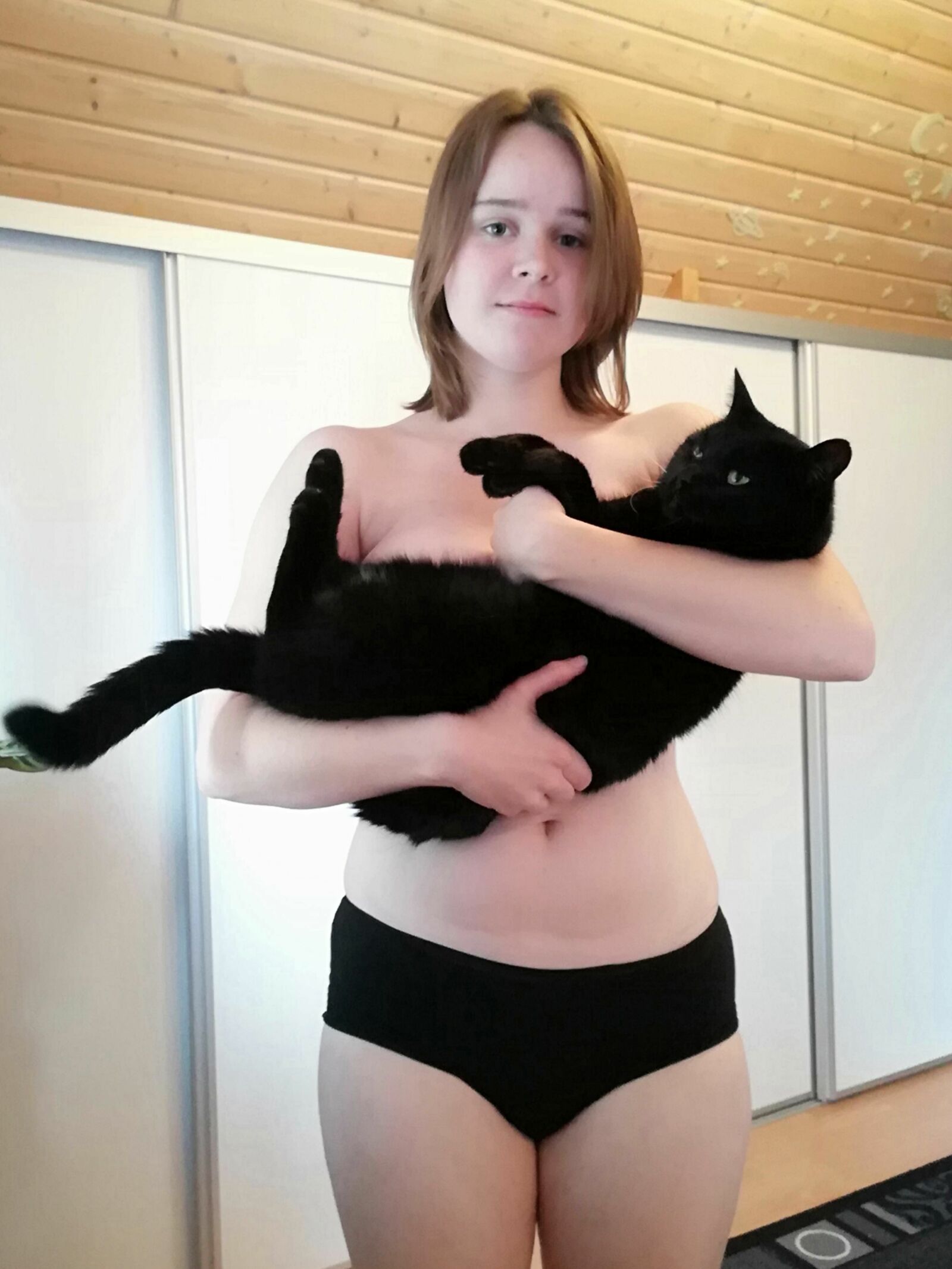 sexy teen cutie avec des seins incroyables et une chatte rasée