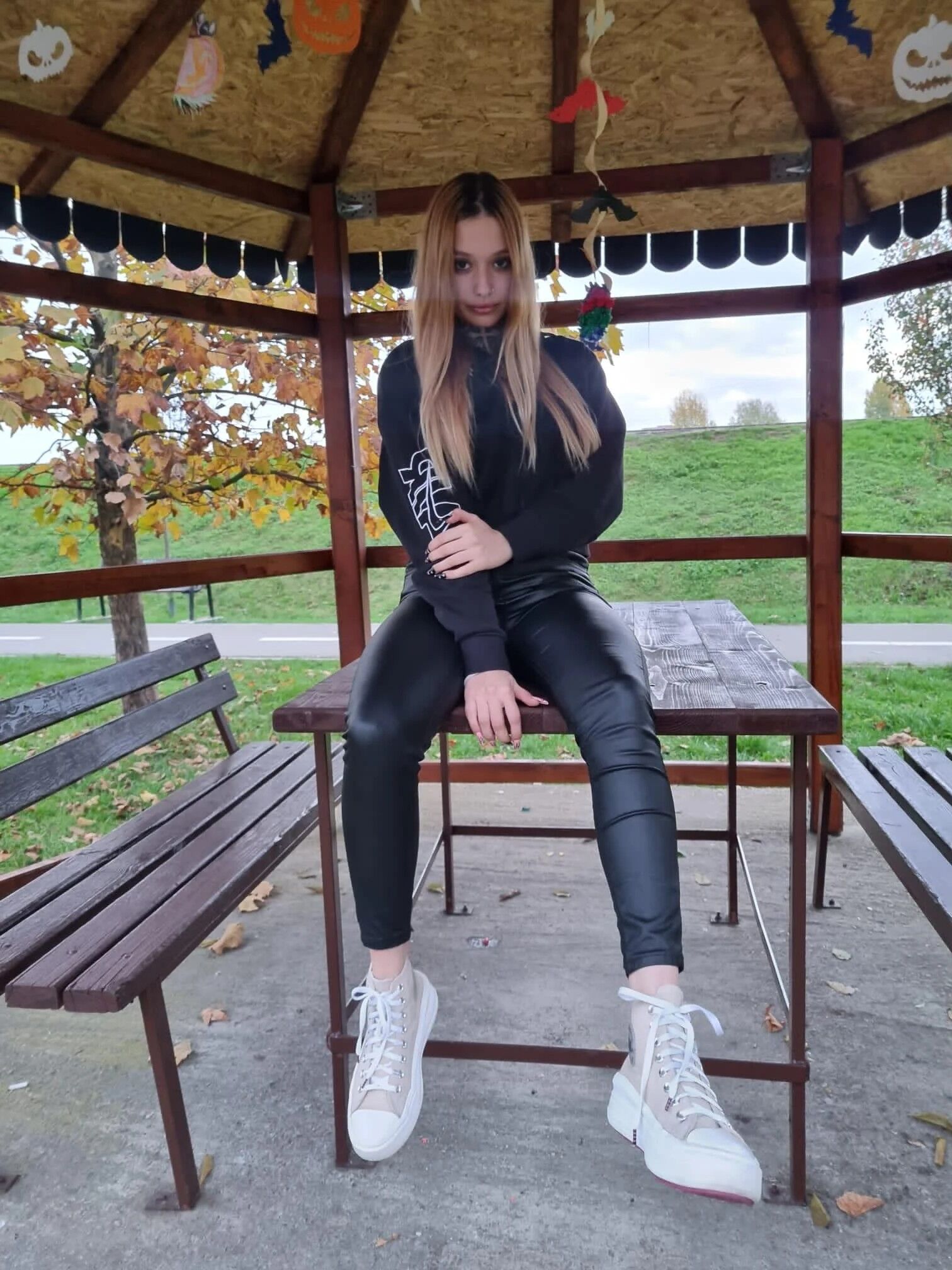 Reddit babe Mystic Aura couro / jeans