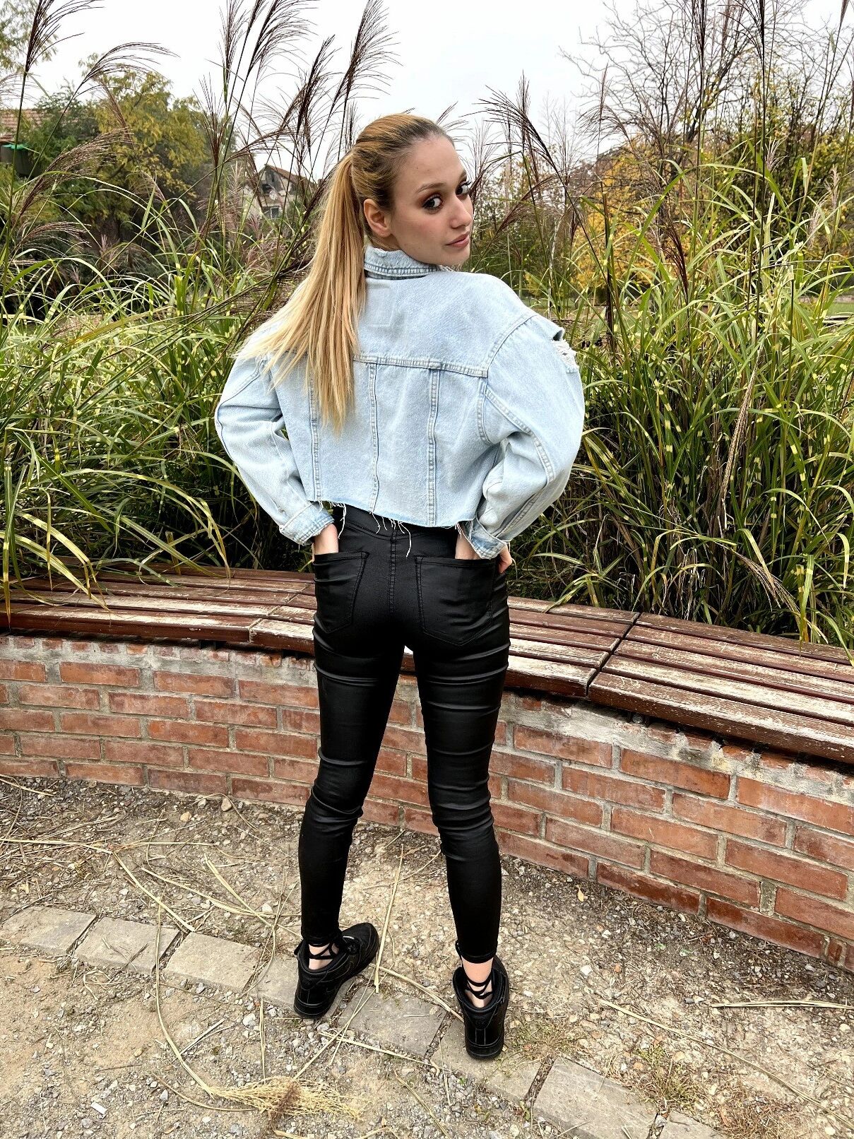 Reddit babe Mystic Aura  leather/jeans