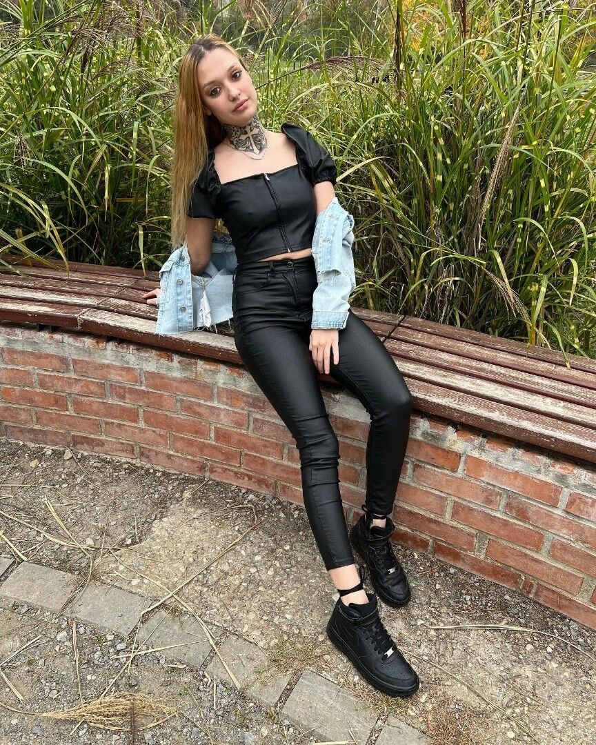 Reddit babe Mystic Aura  leather/jeans