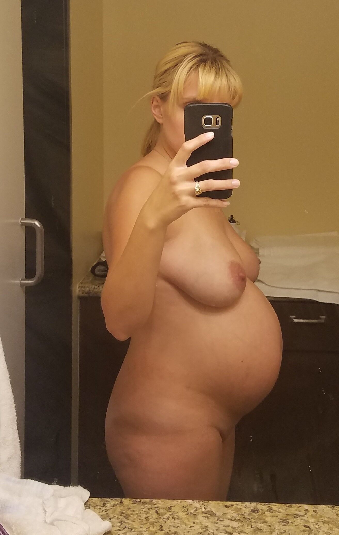 Femme amateur enceinte montre sa chatte rasée et ses gros seins 2