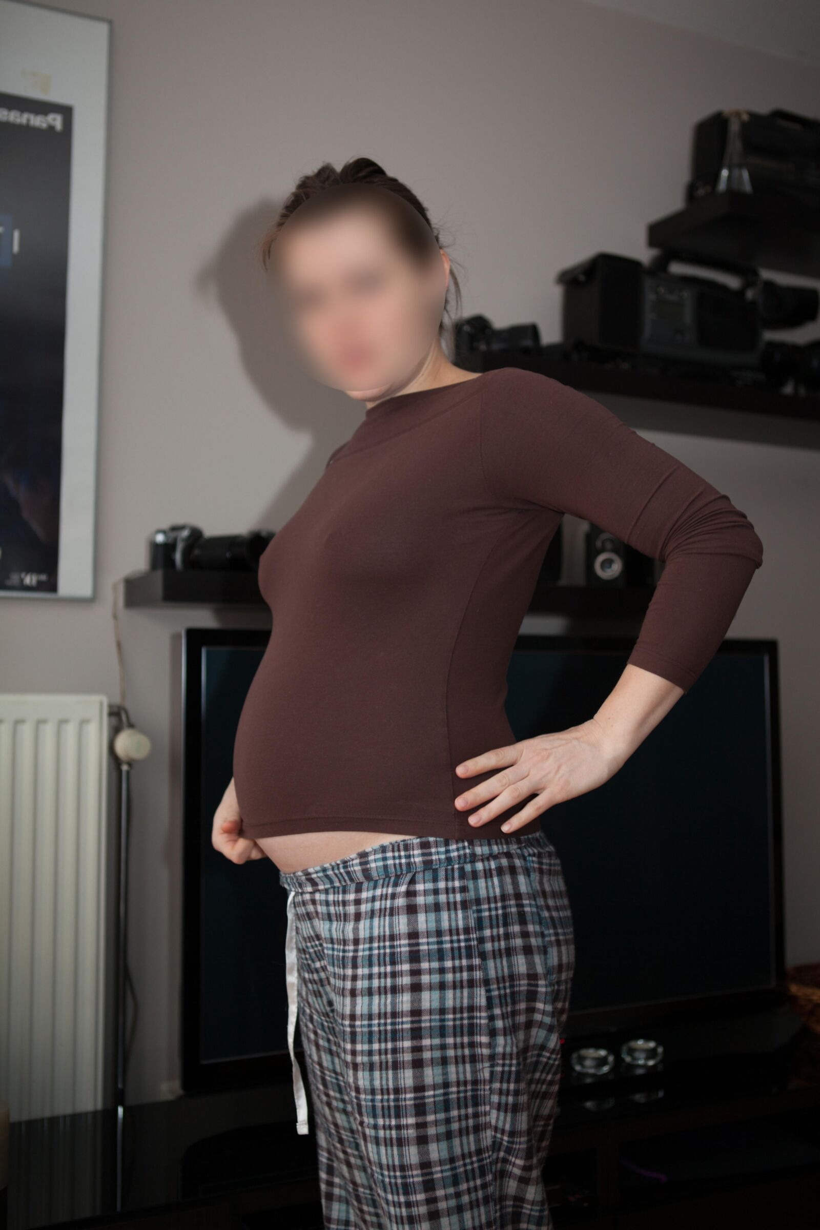 Ma femme enceinte à la maison... nue