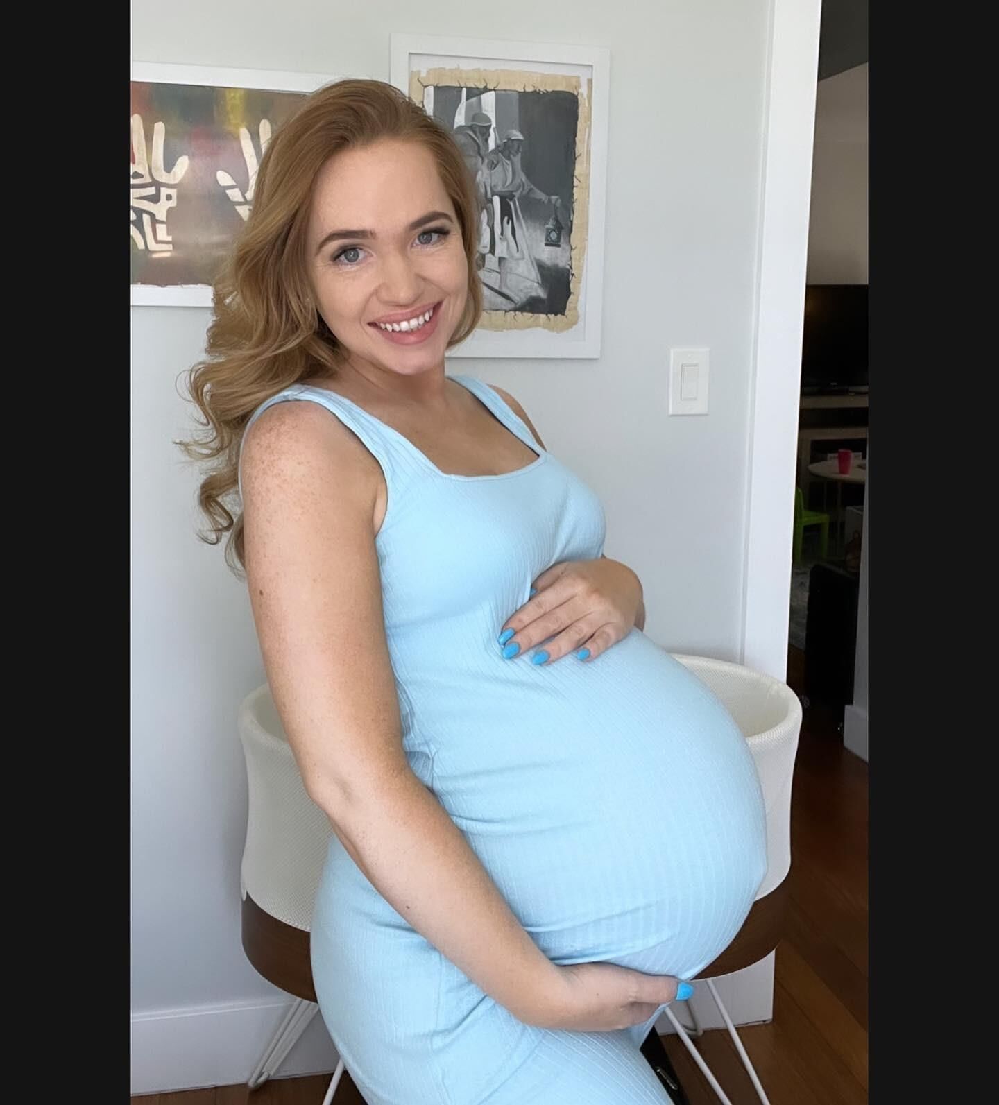 Rachel amateur enceinte d'un ventre énorme