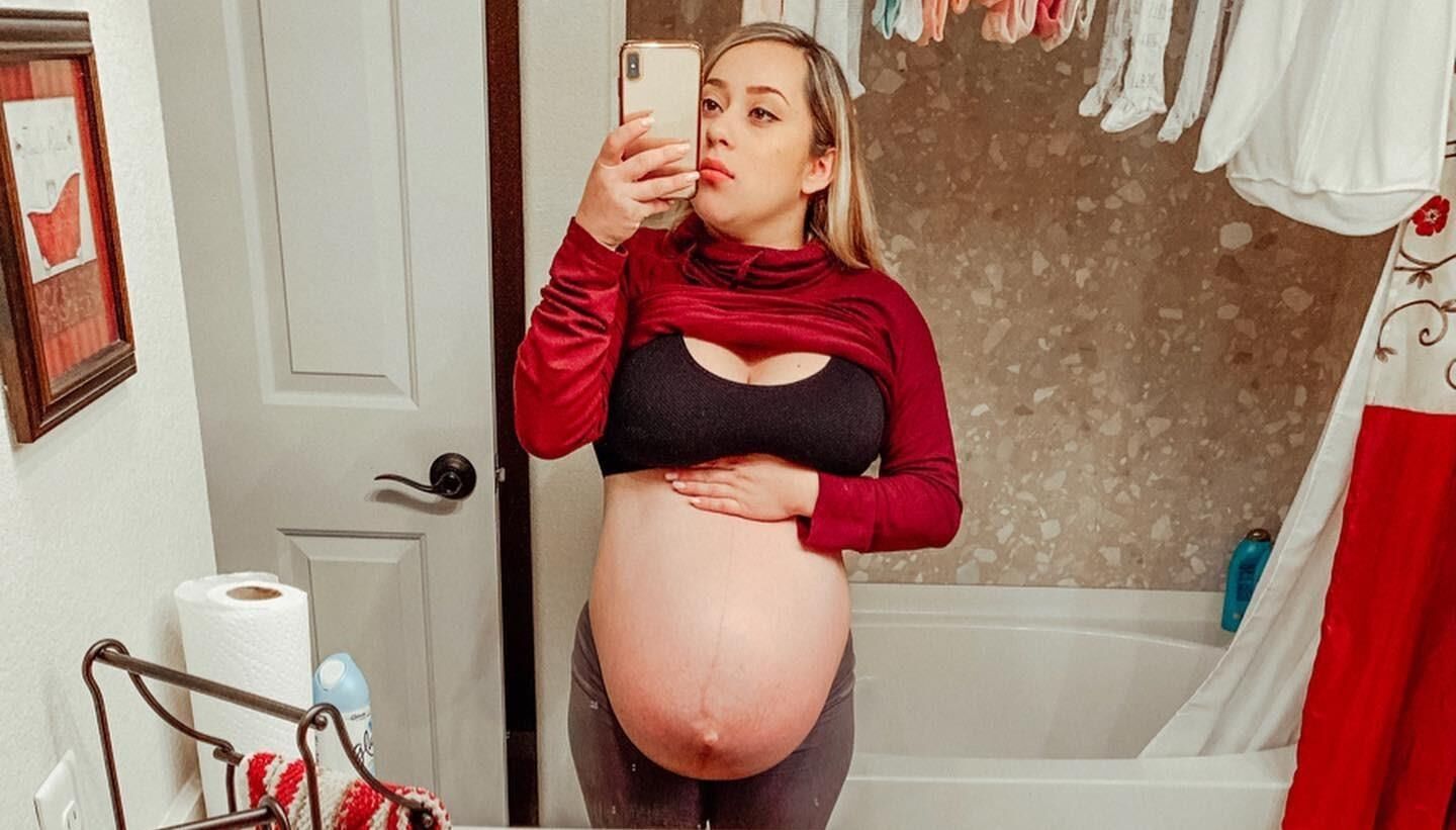 Eliana, maman enceinte, avec un énorme ventre de grossesse.