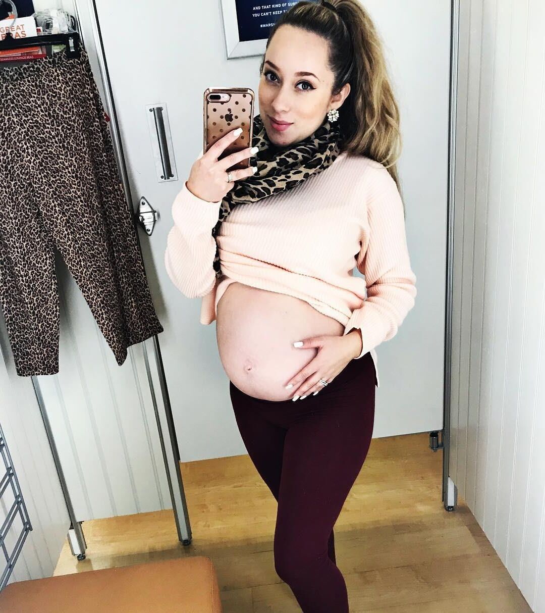 Eliana, maman enceinte, avec un énorme ventre de grossesse.