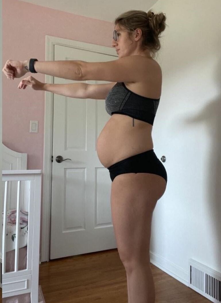 Amateur mom Erin in yogapants pregnant and tight body