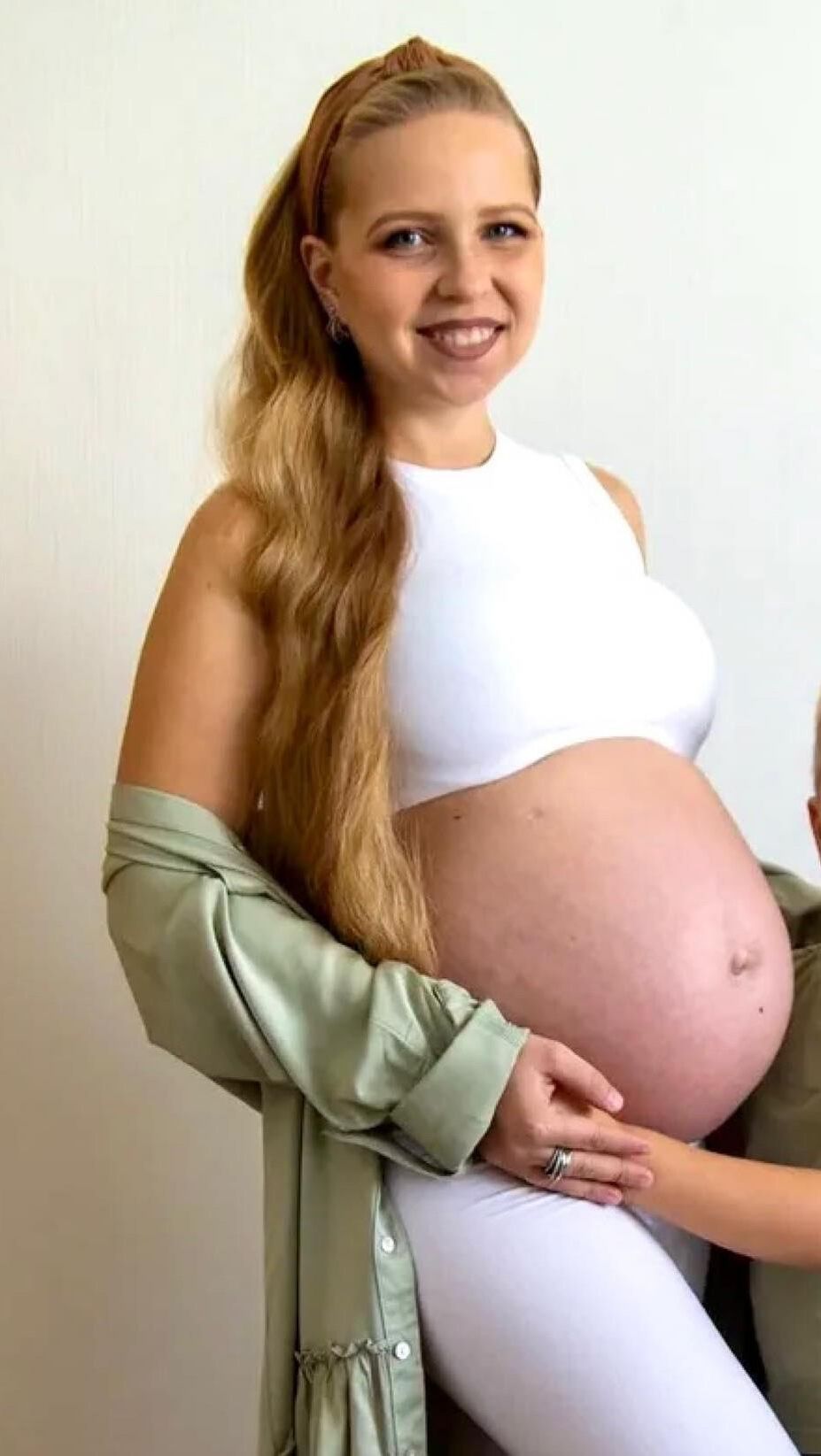 pretty young mom Elinka pregnant