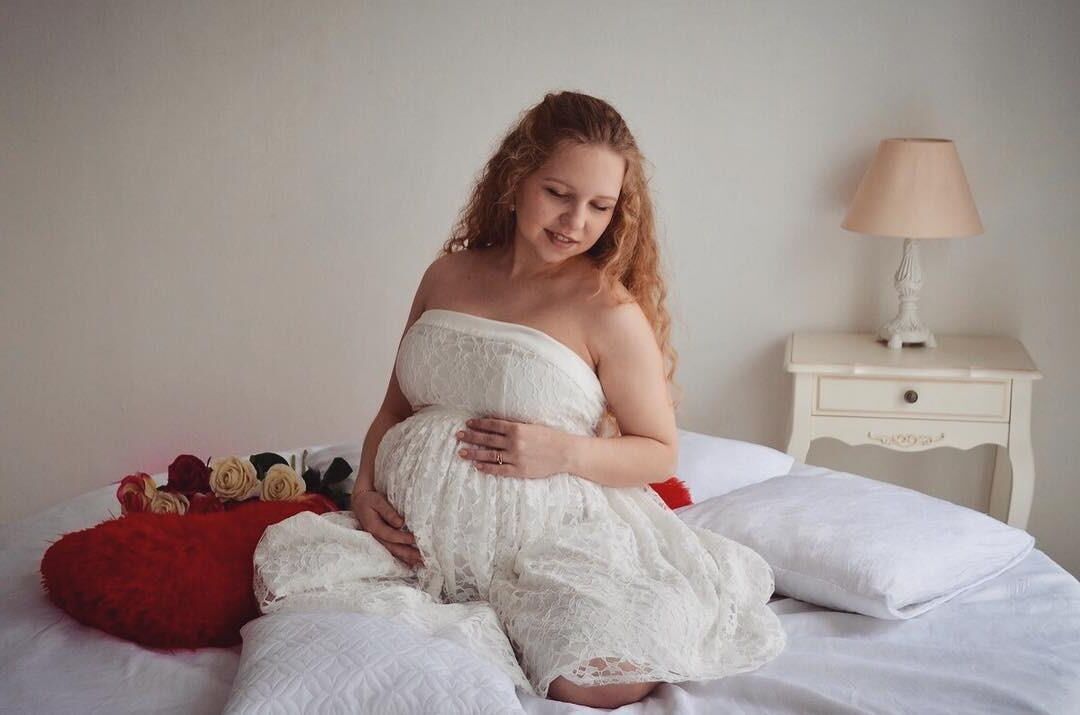 la jolie jeune maman Elinka enceinte