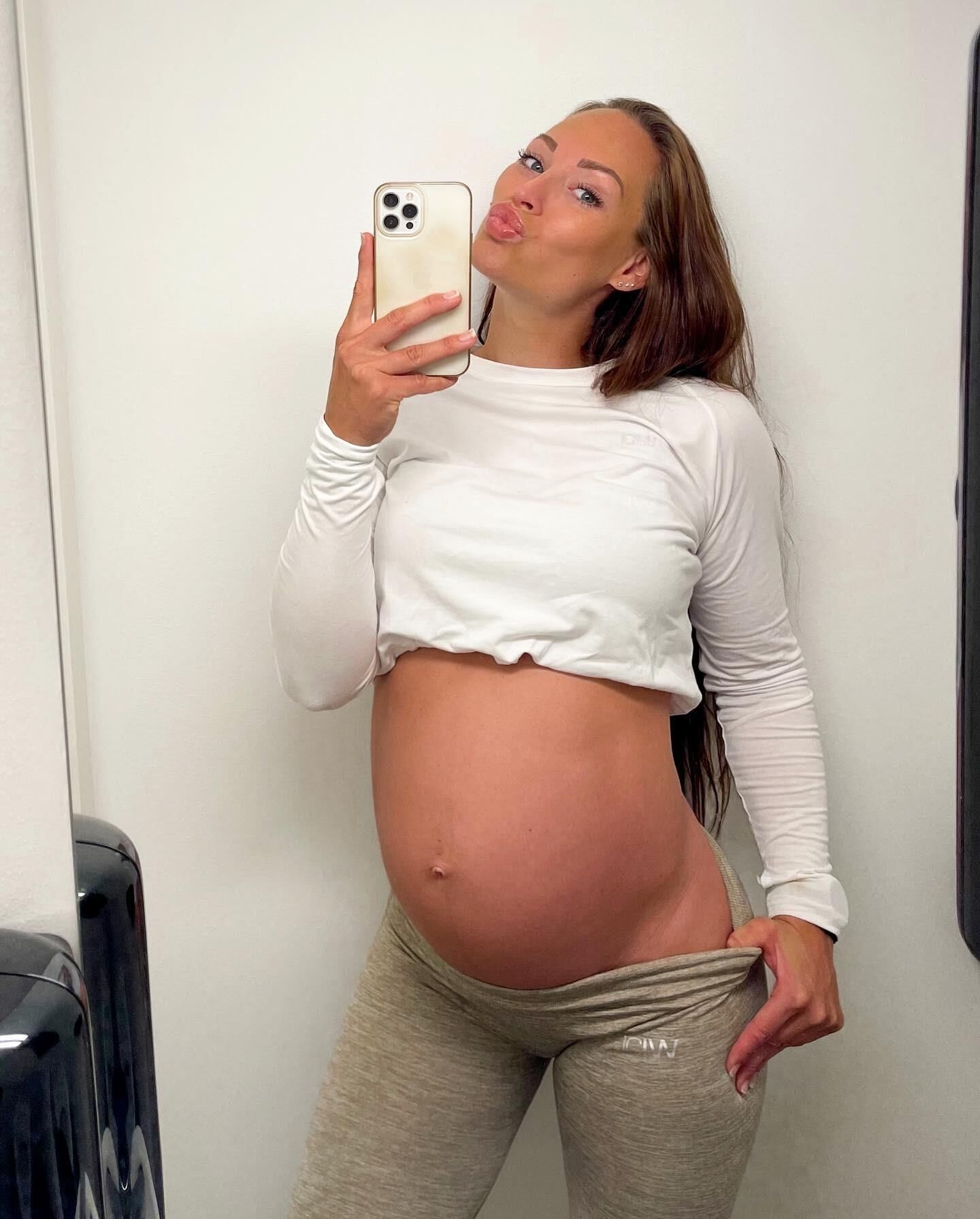 Hot pregnant sportbabe Christina