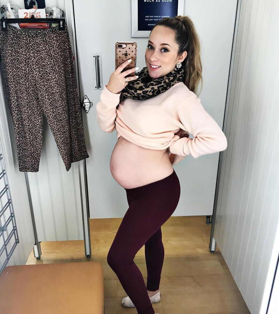 Eliana, maman enceinte, avec un énorme ventre de grossesse.