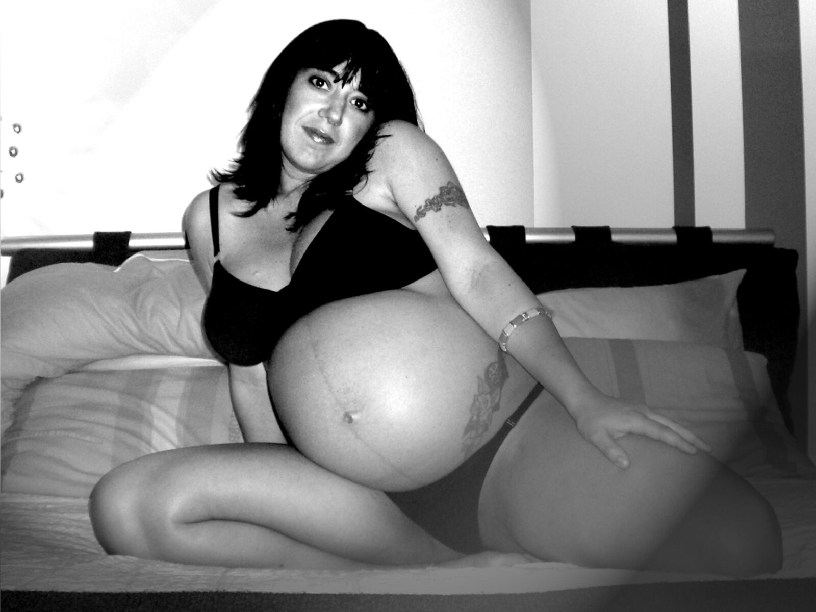 Italian pregnant girl shows her curvy body 