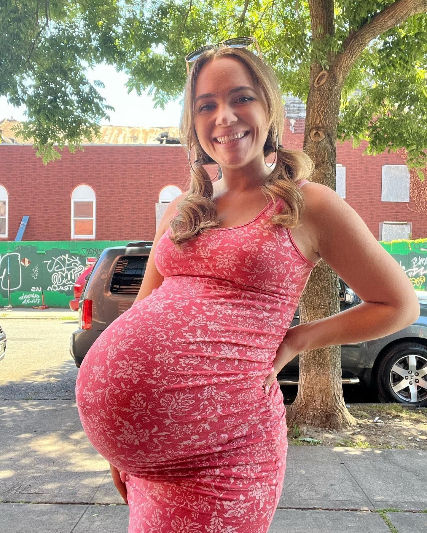 Rachel amateur enceinte d'un ventre énorme