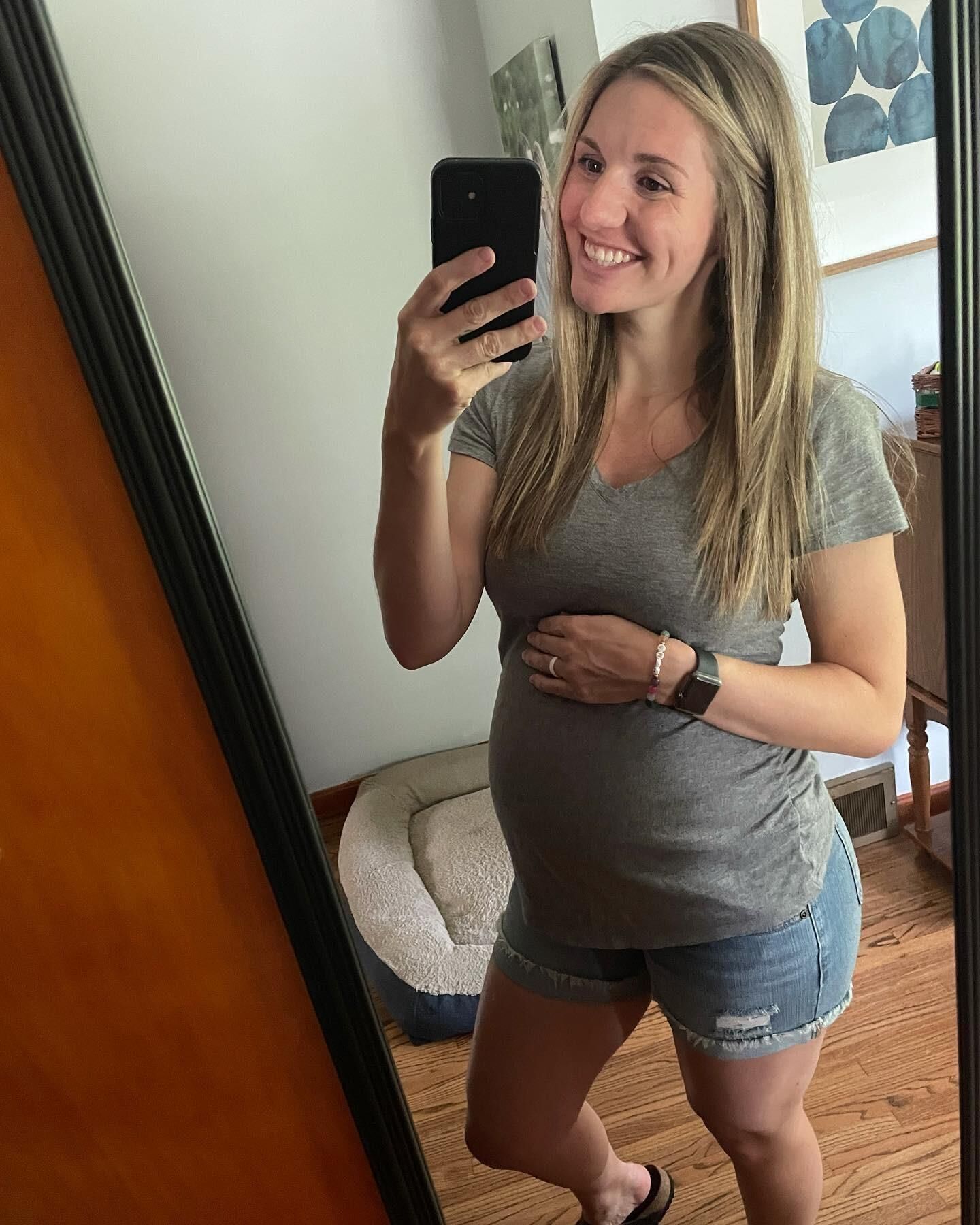 Amateur mom Erin in yogapants pregnant and tight body