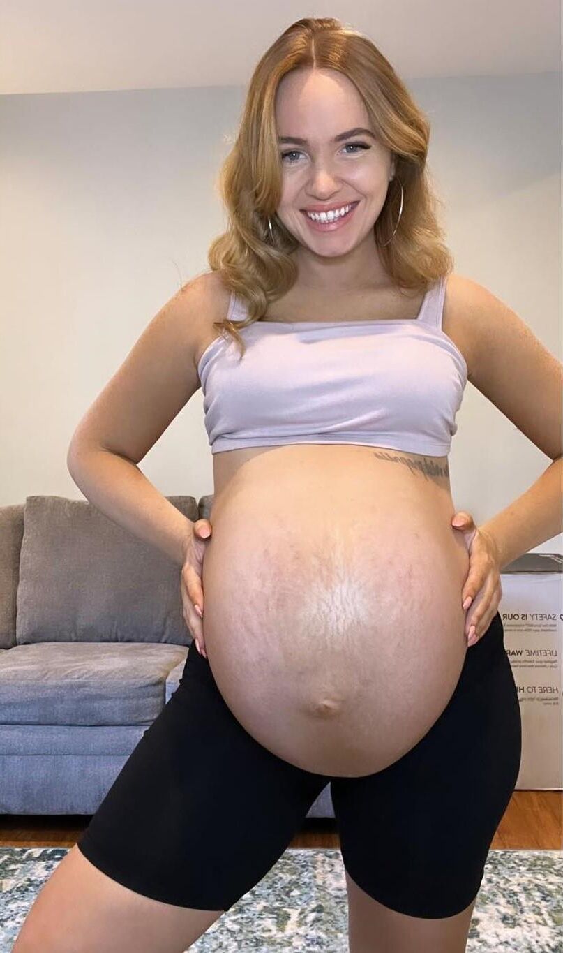 Rachel amateur enceinte d'un ventre énorme