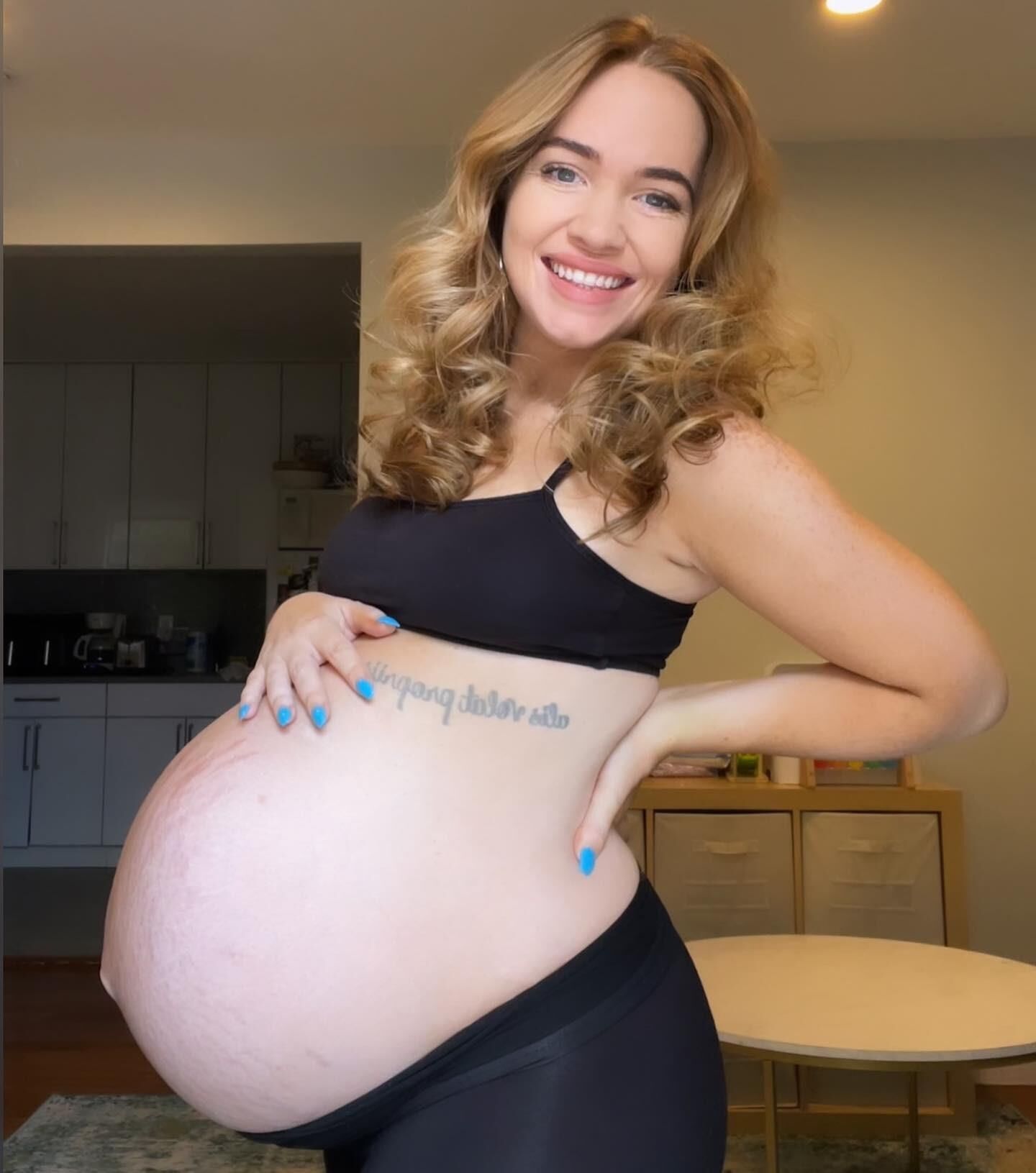 Rachel amateur enceinte d'un ventre énorme