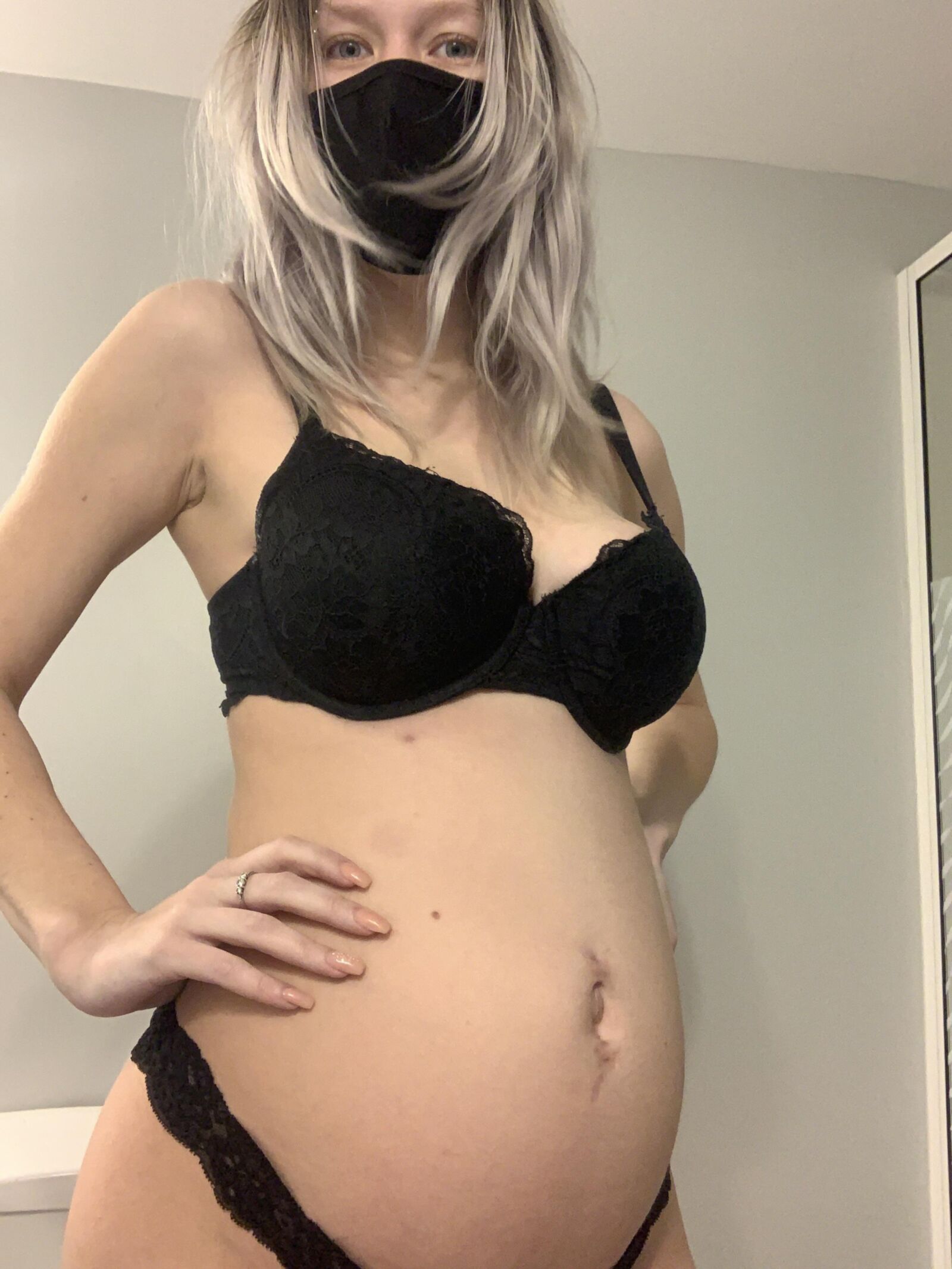 Canadian preggo Mae