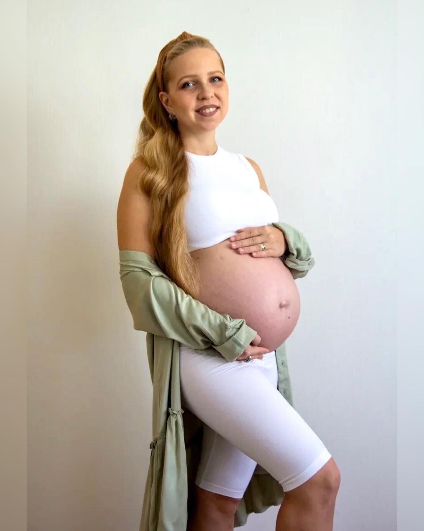 pretty young mom Elinka pregnant