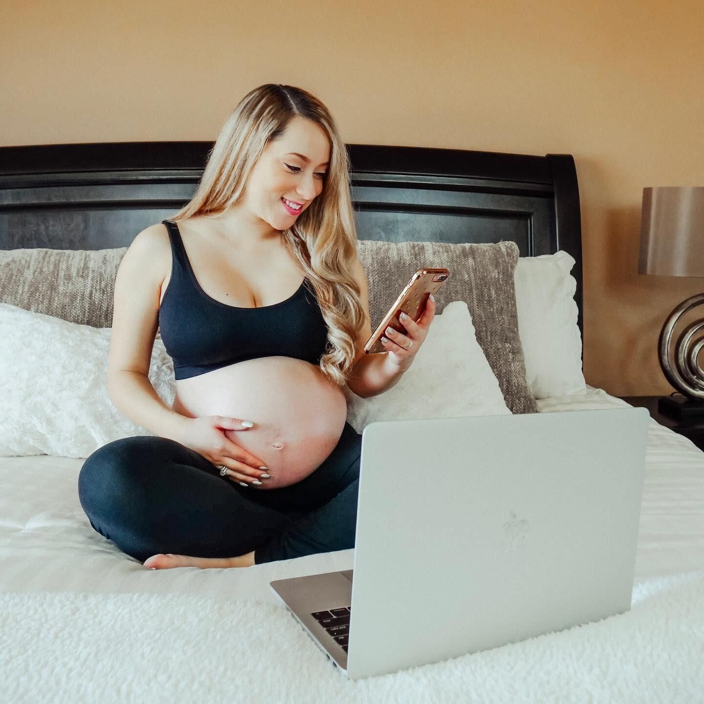 Eliana, maman enceinte, avec un énorme ventre de grossesse.