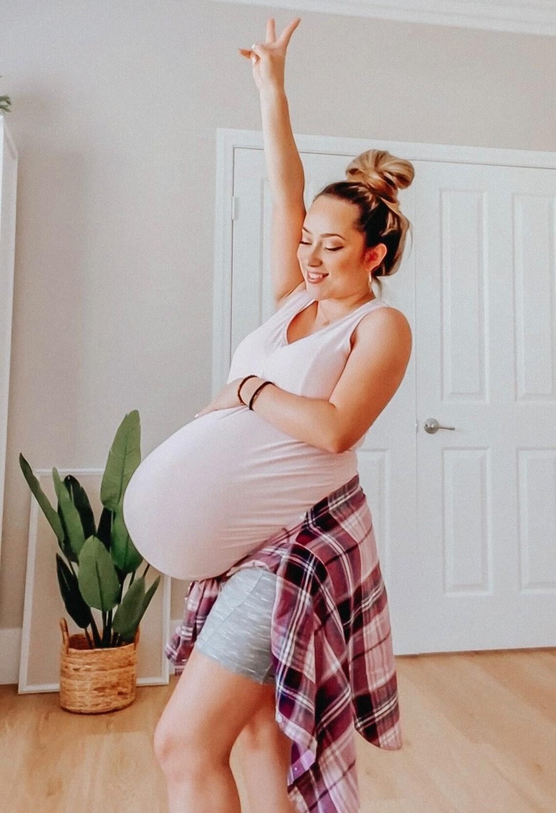 Eliana, maman enceinte, avec un énorme ventre de grossesse.