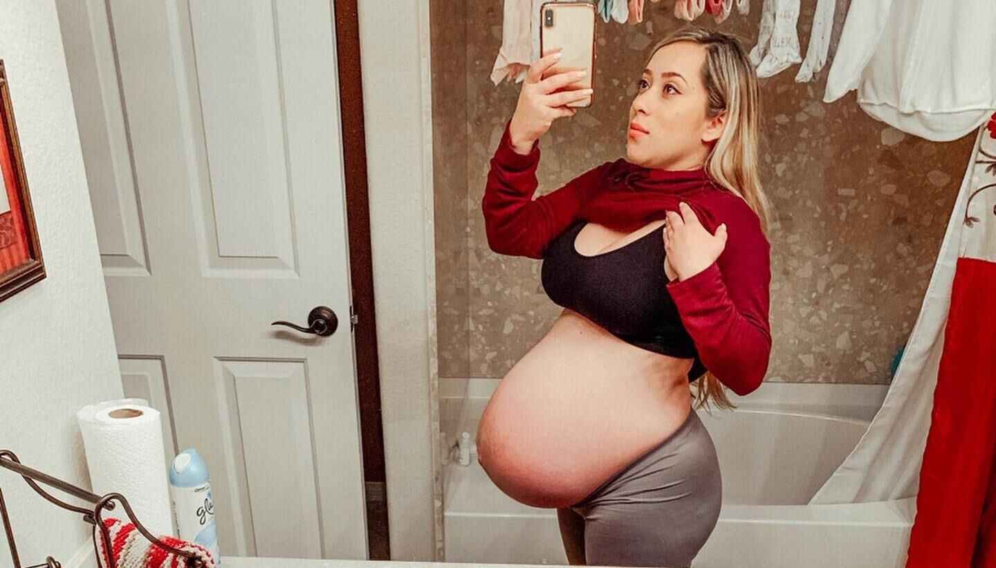 Eliana, maman enceinte, avec un énorme ventre de grossesse.