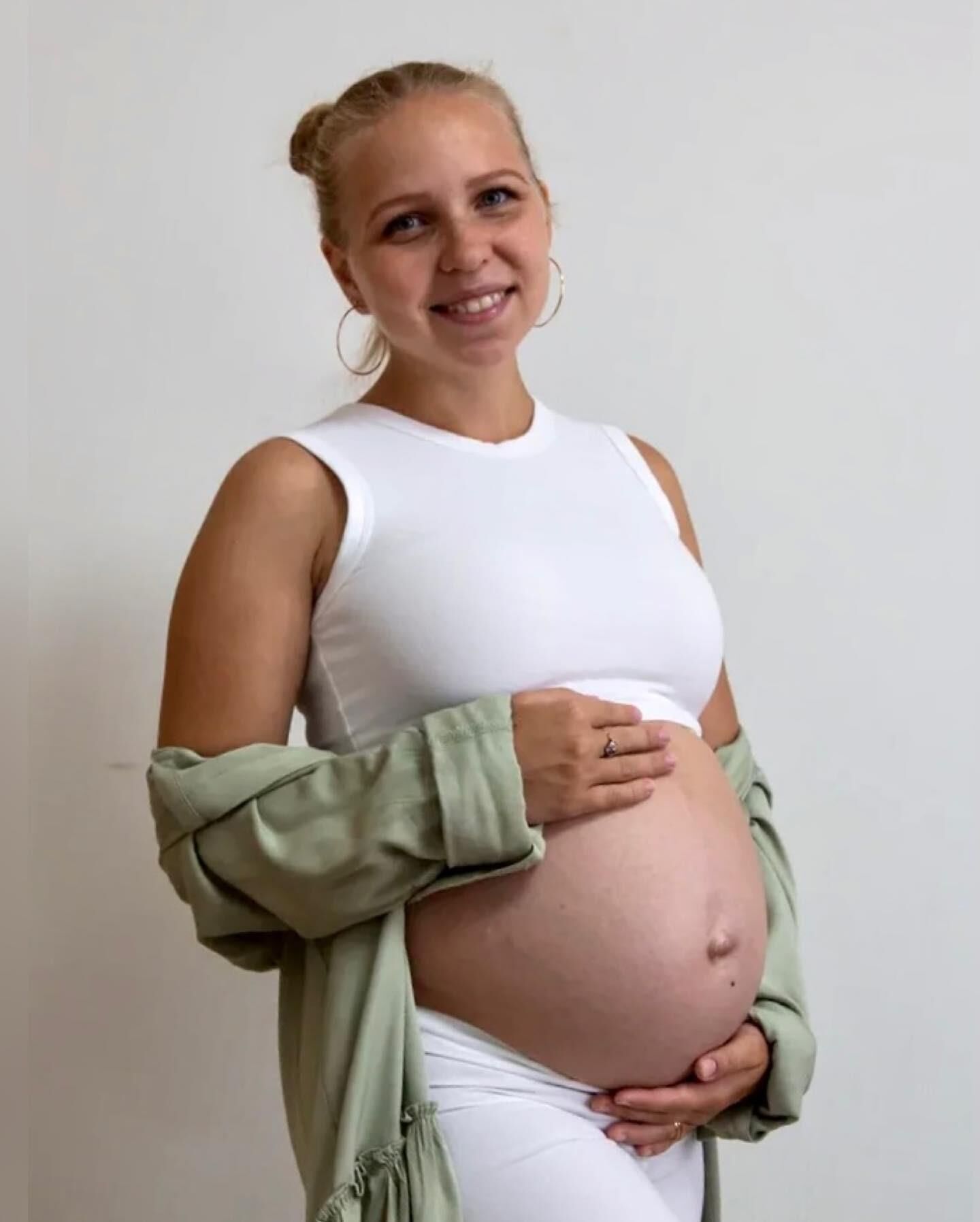 pretty young mom Elinka pregnant