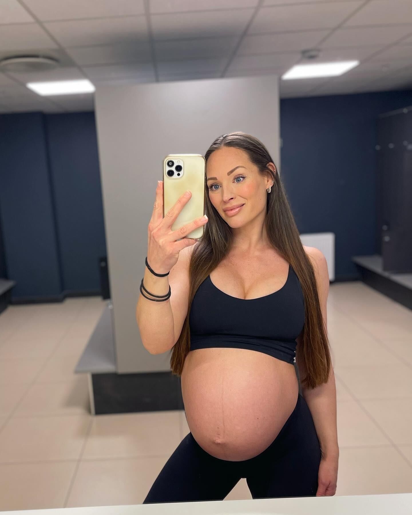 Hot pregnant sportbabe Christina