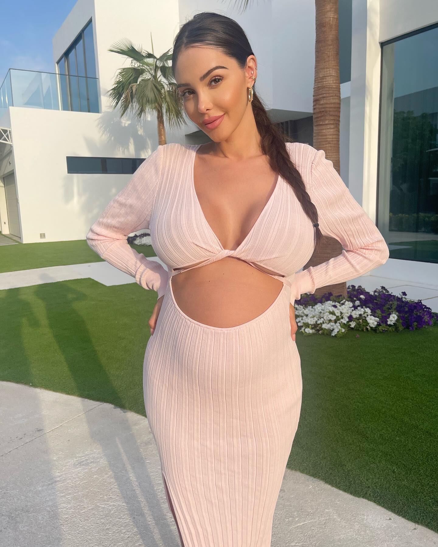 Caliente esposa embarazada Nabilla con grandes tetas