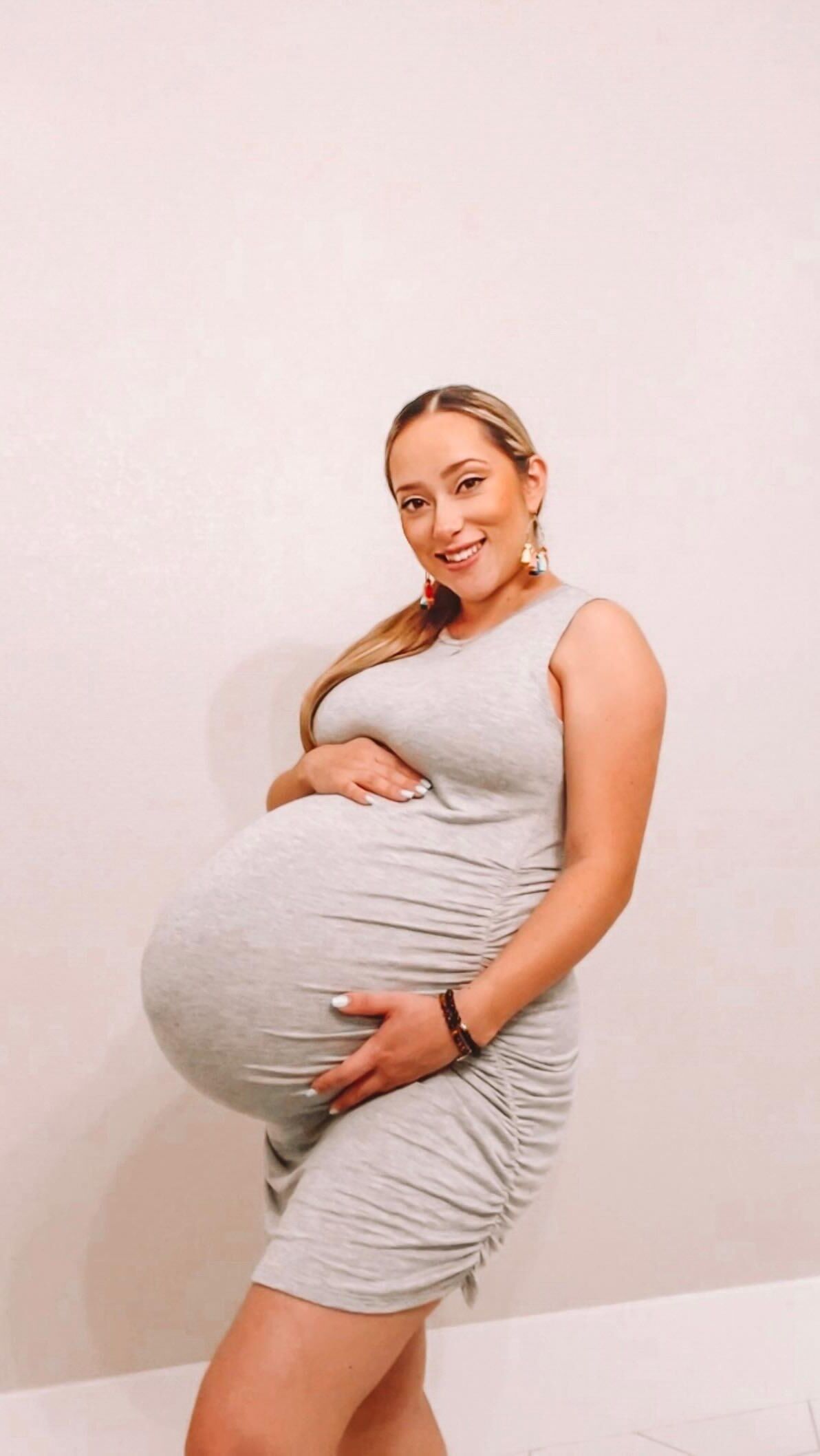 Eliana, maman enceinte, avec un énorme ventre de grossesse.