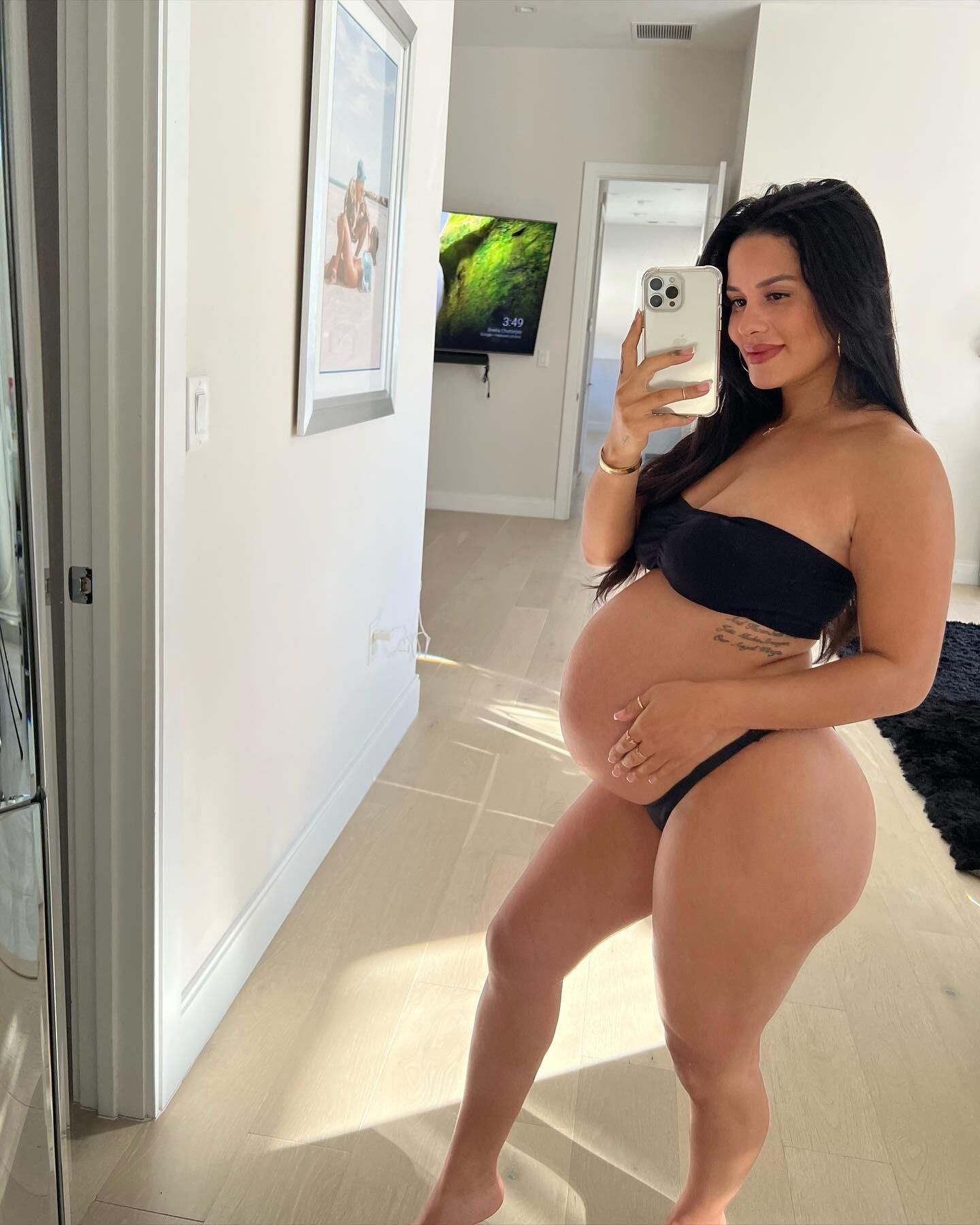 Katya, une amatrice enceinte et chaude avec un cul énorme.