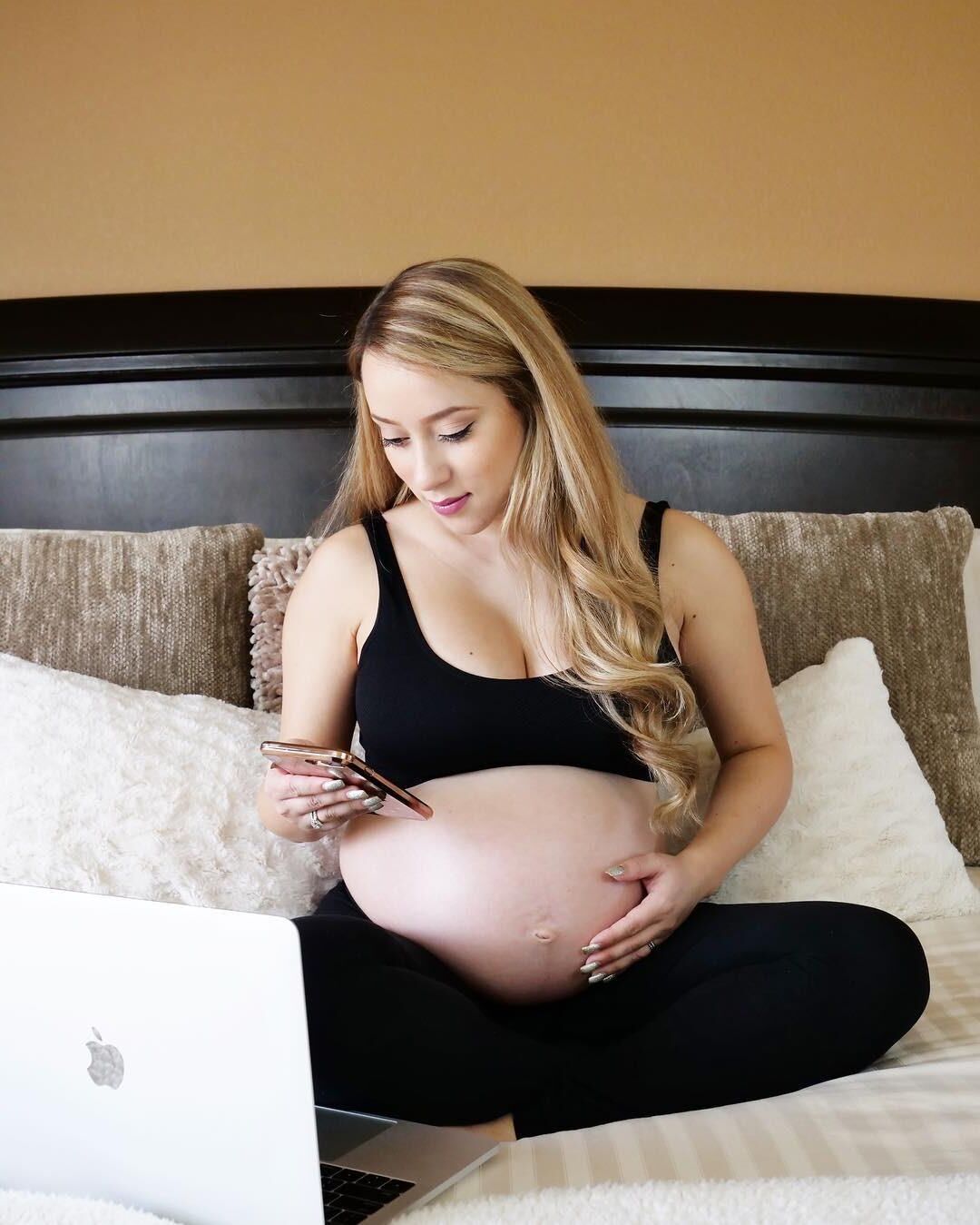 Eliana, maman enceinte, avec un énorme ventre de grossesse.