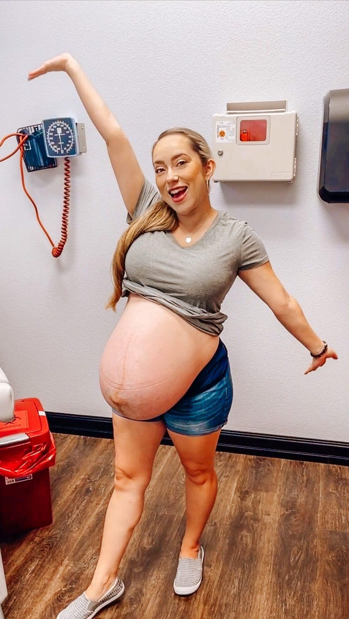 Eliana, maman enceinte, avec un énorme ventre de grossesse.