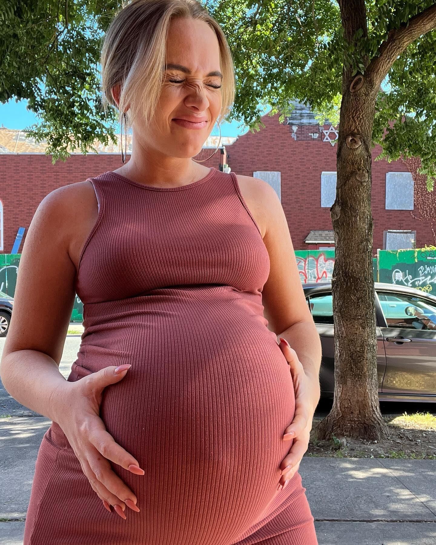 Rachel amateur enceinte d'un ventre énorme