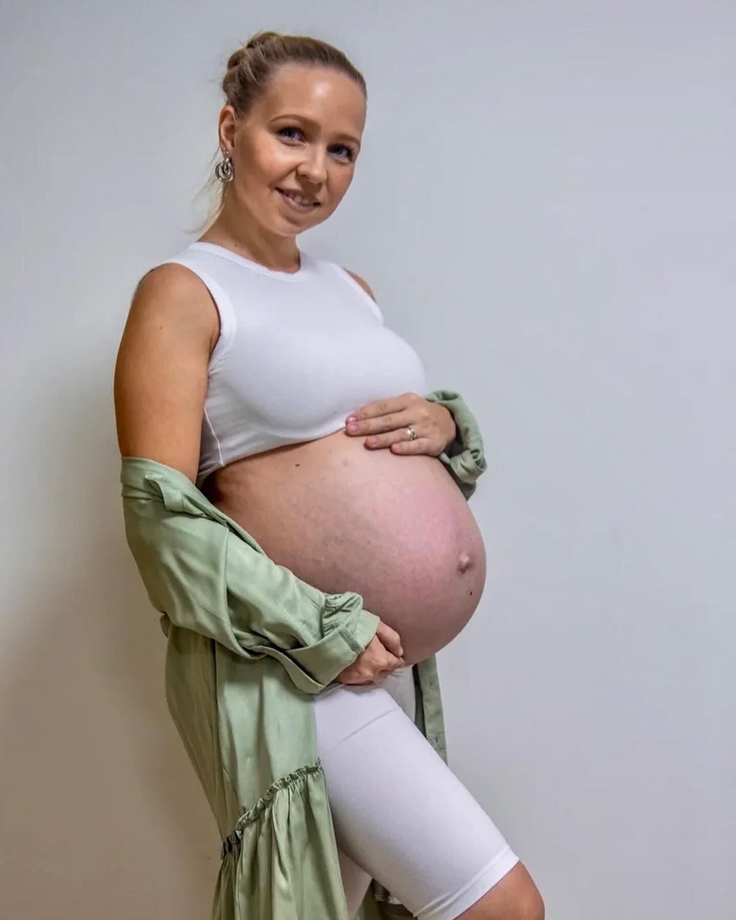 pretty young mom Elinka pregnant