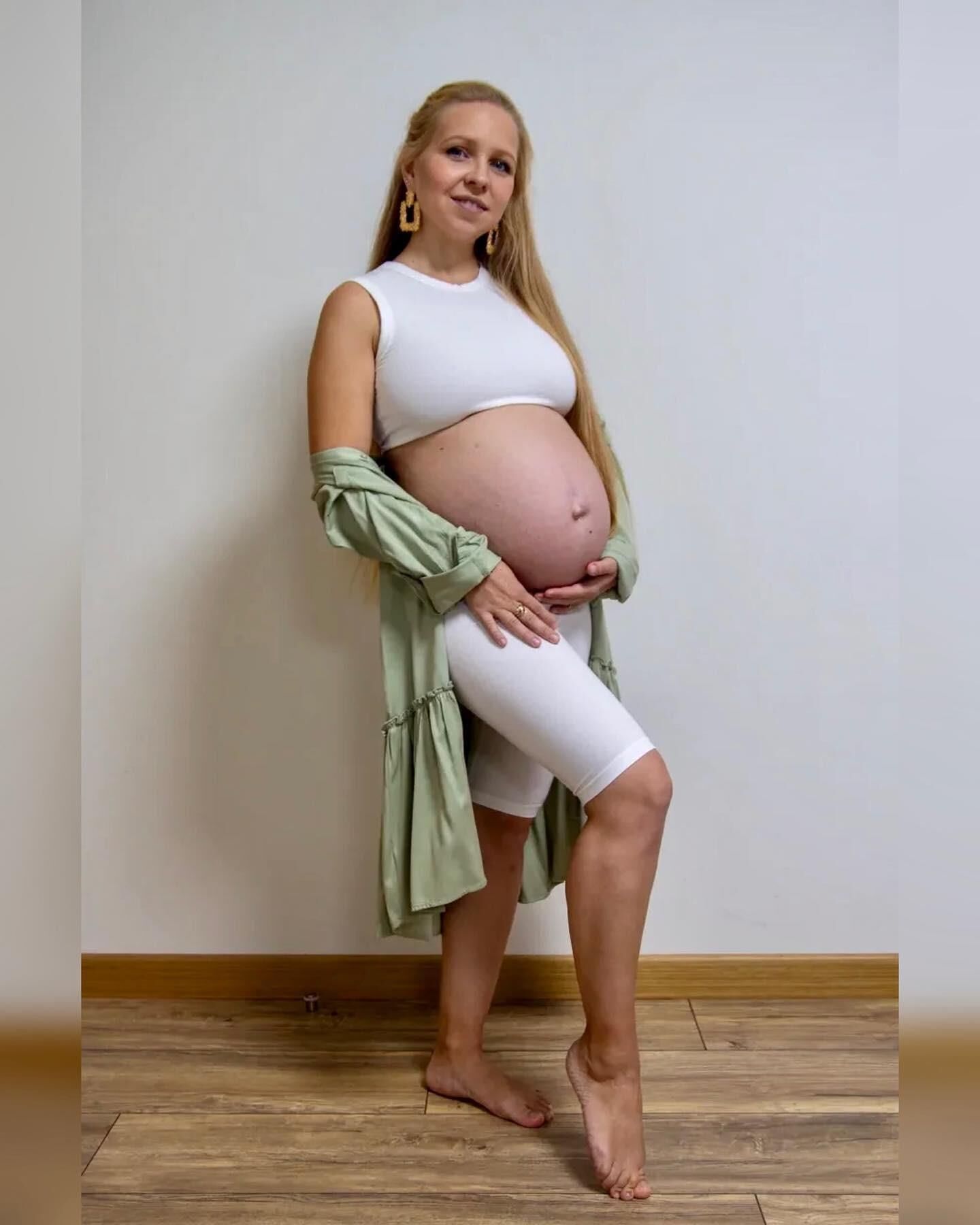 pretty young mom Elinka pregnant