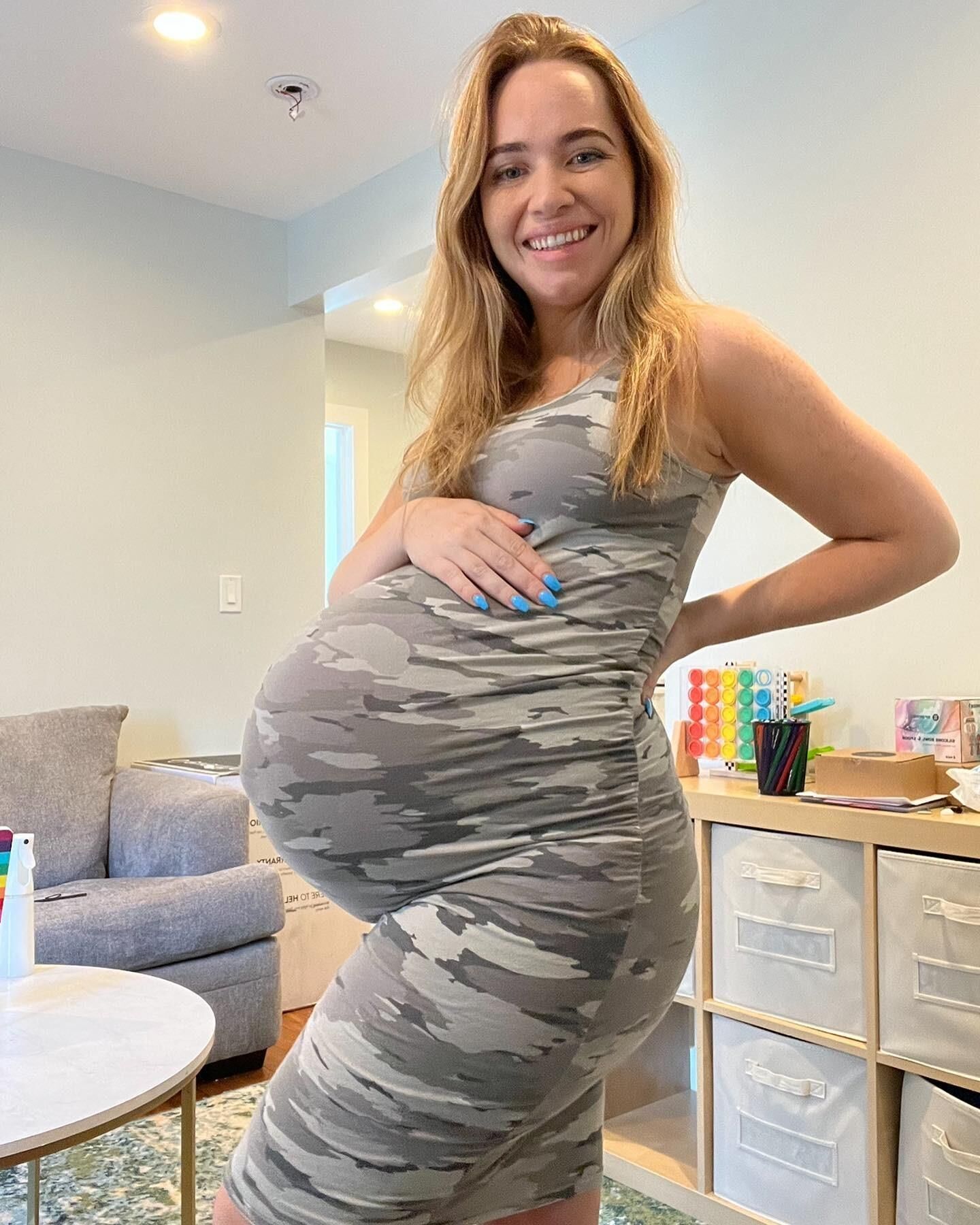 Rachel amateur enceinte d'un ventre énorme