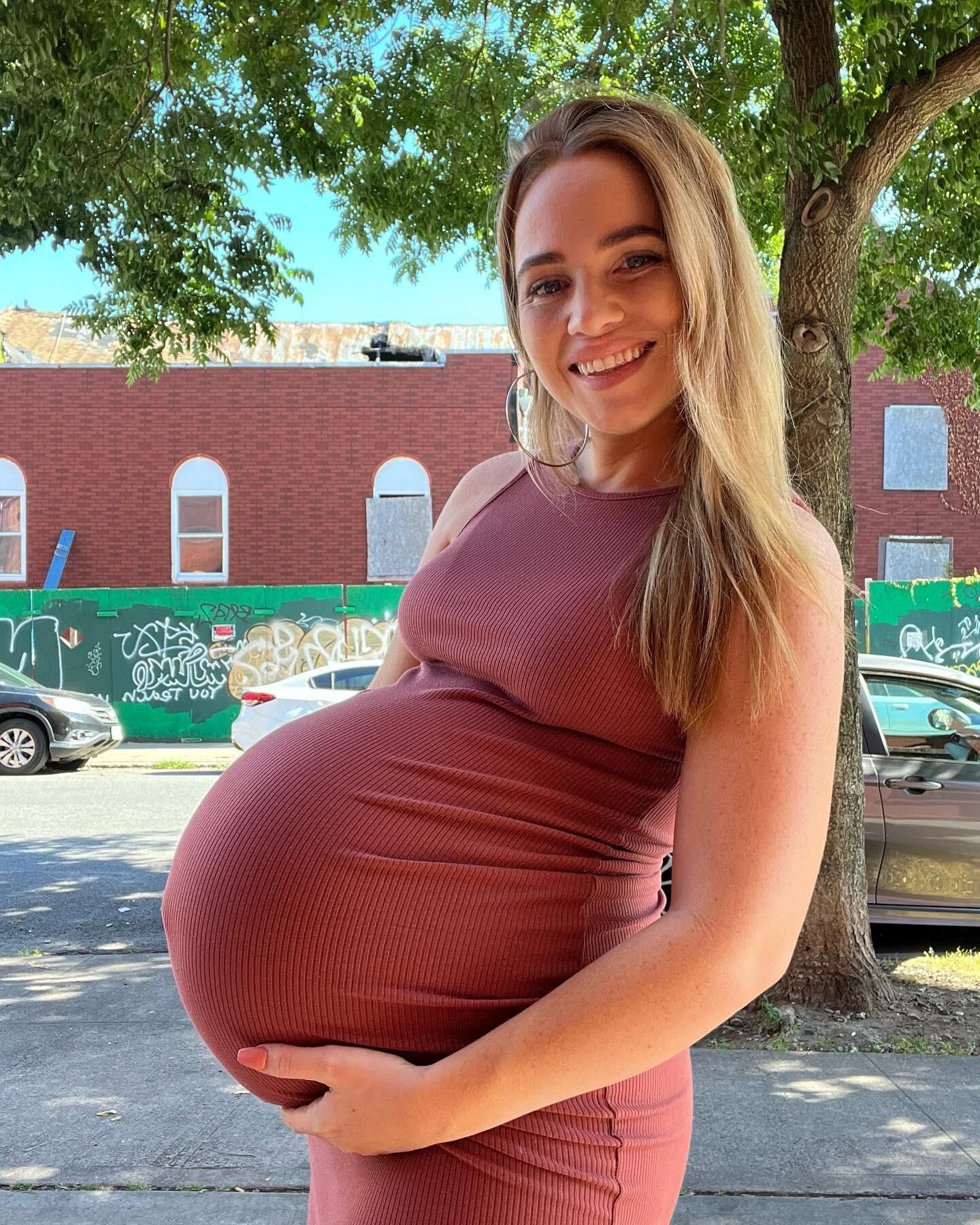 Rachel amateur enceinte d'un ventre énorme