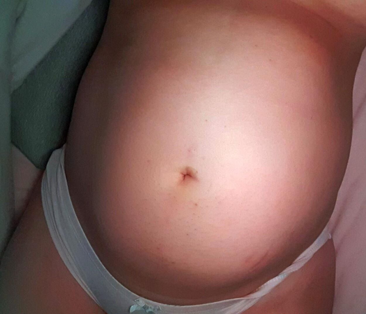 Posing sexy pregnant amateurs  2