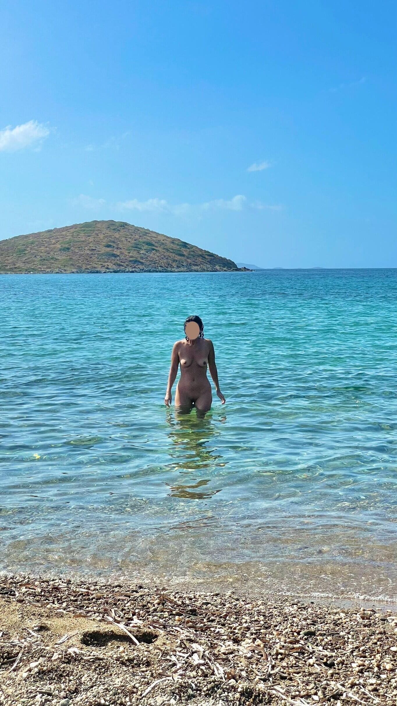 Nosotros en la playa nudista nadando desnudos y FKK.