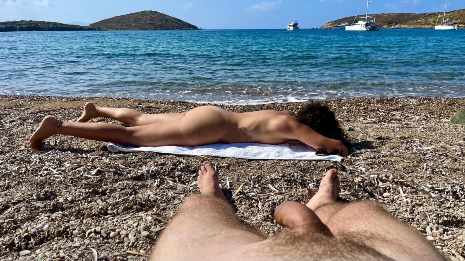 Nosotros en la playa nudista nadando desnudos y FKK.