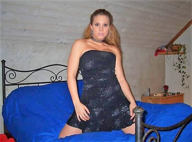 Joven esposa caliente posando y chupando